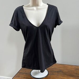 Geesenss Women’s Small Black V-neck T-shirt